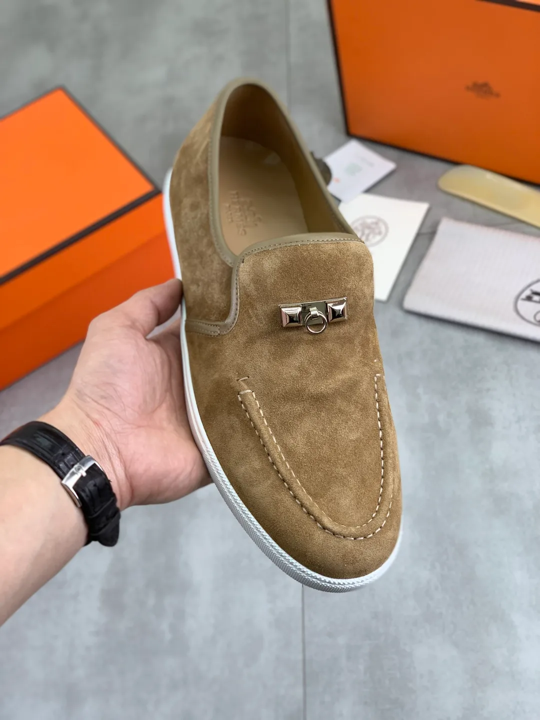 Factory price P600 New style Top version Original order Hermes Men's Drift Sneaker Spring new casual sports shoes Original purchase, development, production H family men's classic series, technical breathable fabrics with cowhide Casual sports shoes Casual sports dad shoes combine high-tech breathable materials and cowhide, H family exclusive button decoration on the side The outsole is full of H italic design and bright colors to show vitality and continue the brand design inspiration. Stroll around the city lightly and feel free and comfortable. Delivered in exquisite packaging🛍📦 ▪️Fabric: original customized breathable material + first layer of frosted cowhide ▪️Inner: cowhide feet ▪️Outsole: molded and evacuated PU+TPU material ▪️Size: 35-45 Multiple colors available Premium packaging